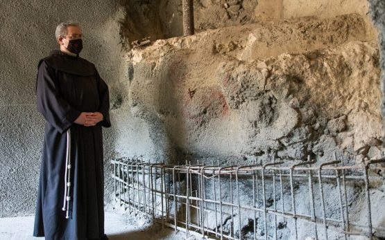 El custodia de Tierra Santa, Francesco Patton, en las excavaciones en Getsemaní