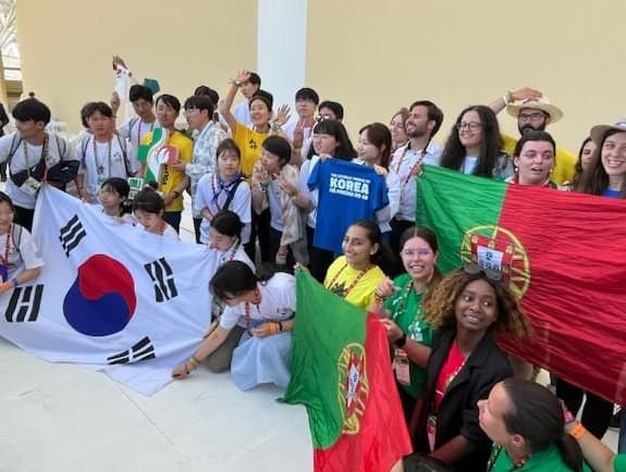 La JMJ pasa de Lisboa a Seúl, jóvenes coreanos y portugueses posan para el momento