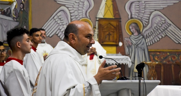 El padre Gabriel Romanelli, argentino, es el párroco de Gaza