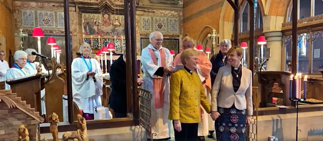 Las 'reverendas' Catherine Bond (a la izquierda en la foto) y Jane Pearce, tras ver bendecida su unión por sacerdotes de la Iglesia Anglicana.
