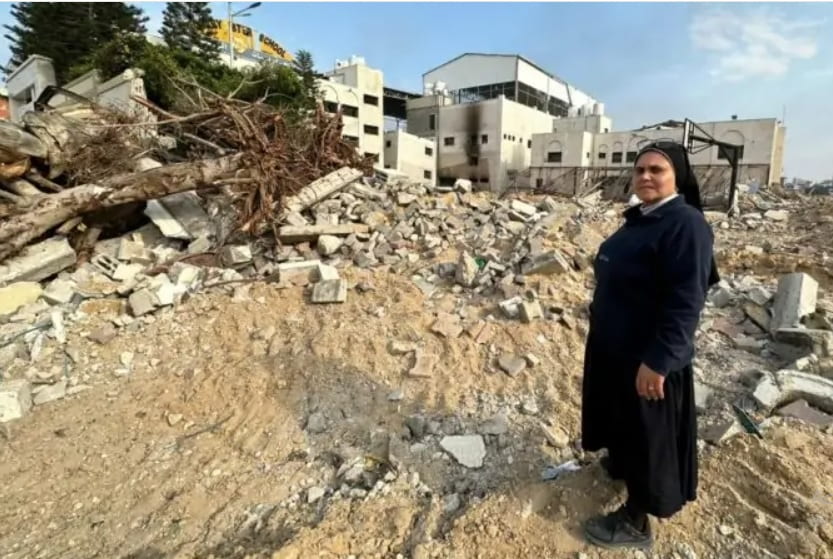 La Hermana Nabila en diciembre de 2023 en las ruinas de su escuela católica de Gaza, destruida por bombardeos israelíes