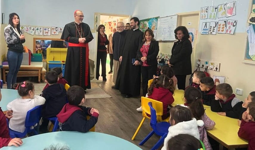 El Patriarca Pizzaballa visita una de las escuelas que mantiene el Patriarcado Latino, ayudado con la colecta por Tierra Santa
