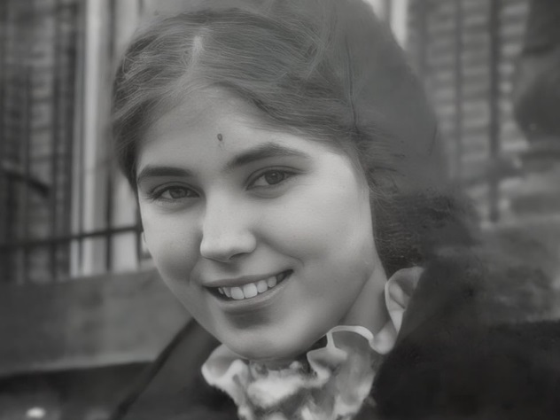 Julia Mary con 14 años, en 1972, el día de su Primera Comunión, cuando plenamente entró en la Iglesia Católica