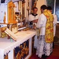 El padre Gabriel Díaz Patri celebra misa según el rito extraordinario romano