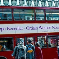 Autobuses londinenses con la campaña pro ordenación de mujeres