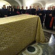 Ceremonia de exhumación de los restos de Juan Pablo II