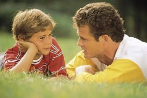 Un niño le explica a su padre como debería educarle para que sea feliz