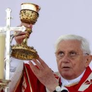 Benedicto XVI levantando el cáliz