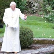 Benedicto XVI en los jardines de Castelgandolfo