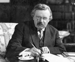 Chesterton, sentado en su despacho escribiendo.