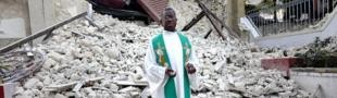 El padre Kenel, de Haití, ante las ruinas de la parroquia de San Luis