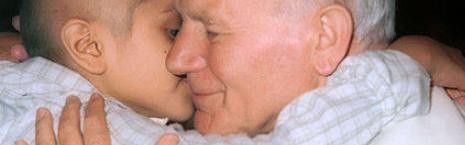 Juan Pablo II con un niño enfermo