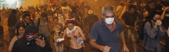 Manifestantes antisistema y feministas huyen de los gases lacrimógenos