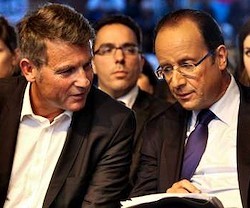 A la izquierda, Vincent Peillon, ministro de Educación, conversa con el presidente de la República, Franois Hollande.