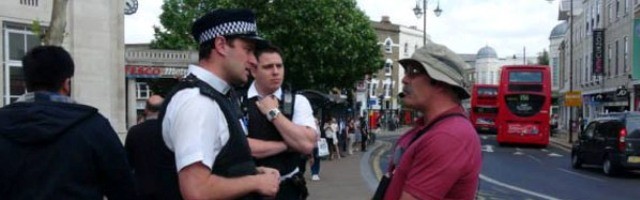 La Policía inglesa explicando al predicador Tony Miano que no puede predicar a San Pablo y deteniéndole