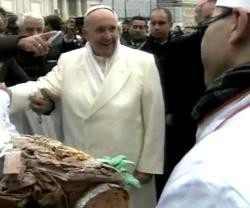El Papa Francisco desafió el frío con un abrigo blanco y le regalaron un panettone gigante