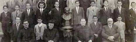 El joven Jorge Mario Bergoglio -en el círculo- en 1949 en el colegio salesiano que tanto le influyó