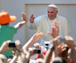 El Papa Francisco regaló un ejemplar de los evangelios a los peregrinos este domingo en la plaza de San Pedro