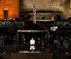 La asistencia de fieles al Via Crucis triplicó la del año pasado.