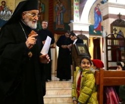 El Patriarca grecocatólico Gregorio III con niños de Maalula desplazados el pasado diciembre