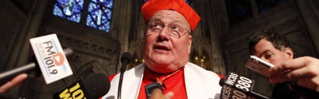 El cardenal Dolan, de Nueva York, es de los mejores comunicadores de la Iglesia... pero pide dejárselo a los laicos