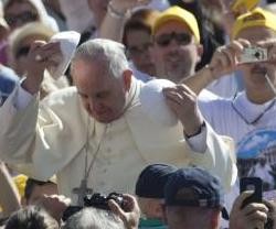El Papa Francisco se cambia el solido por otro que le regalan