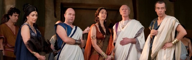 Algunos matrimonios romanos ricos de la serie de TV Spartacus, donde monogamia y fidelidad brillan por su ausencia