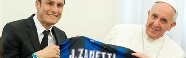 Zanetti, defensa argentino del Inter de Milan, es un buen aliado de Francisco para un gran evento futbolero que recaude fondos para la cultura de la paz