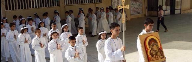 Una luz entre la barbarie: niños cristianos reciben su primera comunión en una Iglesia viva