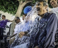 Un voluntario de la parroquia arroja agua helada a personalidades de Orihuela - se recauda ayuda para Cáritas parroquial