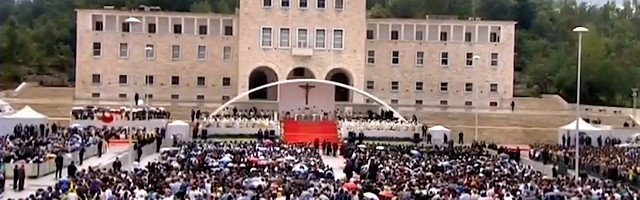 Miles de personas, a pesar de la lluvia, asistieron a la misa oficiada por Francisco.