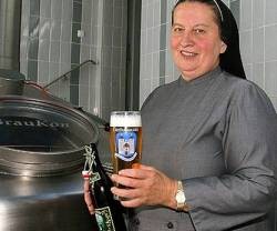 La hermana Doris es heredera de un linaje cervecero... su cerveza sólo se encuentra cerca de su abadía
