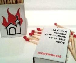 Una de las obras cristianófobas de la exposición que promueve la quema de iglesias