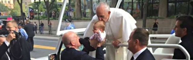 Foto difundida por la familia en la prensa de Filadelfia, del momento en que el Papa Francisco besó a su niña cuando recorría la ciudad