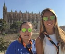 Una chicas ante la catedral de Mallorca, considerada la primera con energía verde, es decir, renovable