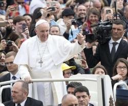 El Papa Francisco saluda a los peregrinos en esta audiencia de miércoles del tiempo pascual