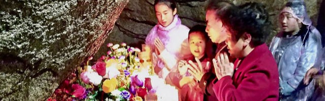 Fieles chinos orando ante la tumba de san Pedro de Sanz