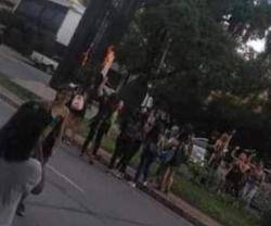 Puño en alto, las feministas radicales jalean el intento de quemar la gran cruz de la ciudad argentina de Salta este 3 de noviembre