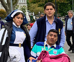 José, 17 años y camillero en Lourdes: «Los enfermos me hacen ver lo verdaderamente importante»