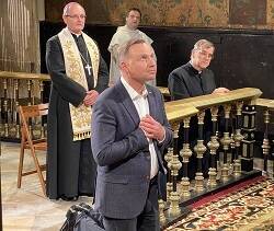 Reelegido presidente de Polonia, el primer acto de Duda fue ir a rezar a la Virgen a Czestochowa