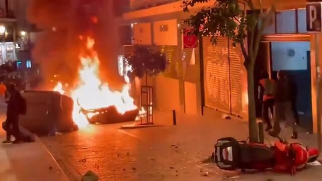 Incidentes violentos, objetos ardiendo en la calle.