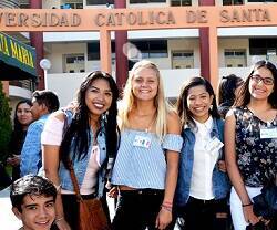 Jóvenes posan en la Universidad Católica de Santa María en Arequipa, Perú