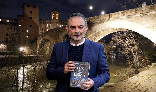Sánchez Adalid en el puente romano a la Isla Tiberina