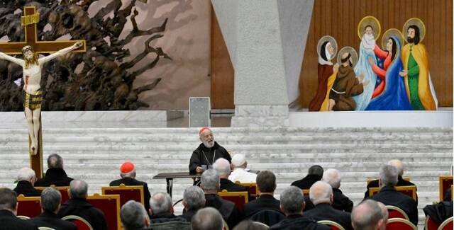 Raniero Cantalamessa predica al Papa y la Curia en el Aula Pablo VI