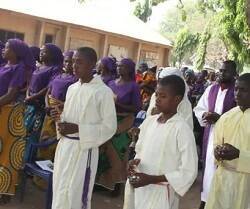 Misa en Ukpiam en Nigeria, un campo de refugiados apoyados por Ayuda a la Iglesia Necesitada