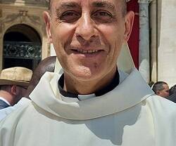 El cardenal Víctor Manuel Fernández, Tucho, revestido para misa en el Vaticano