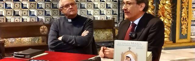 Juan Pablo Navarro (a la derecha de la foto) presenta 'Nuestra Madre que dice sí' el pasado 19 de diciembre en el convento de clarisas de Santa María de Jesús en Sevilla, en presencia de Manuel Orta, de Radio María.