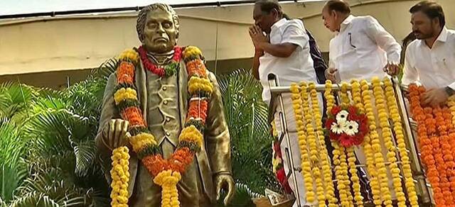 Inauguración de una estatua en homenaje a Louis Braille en la ciudad de Hyderabad (India).