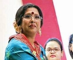 La Primera Ministra de Bangladesh entrega un premio a la cantante Anima Mukti Gomes