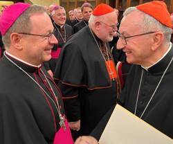 El presidente de la conferencia episcopal alemana, Georg Bätzing (izda. de la foto), y el cardenal secretario de Estado, Pietro Parolin, en una foto de archivo.